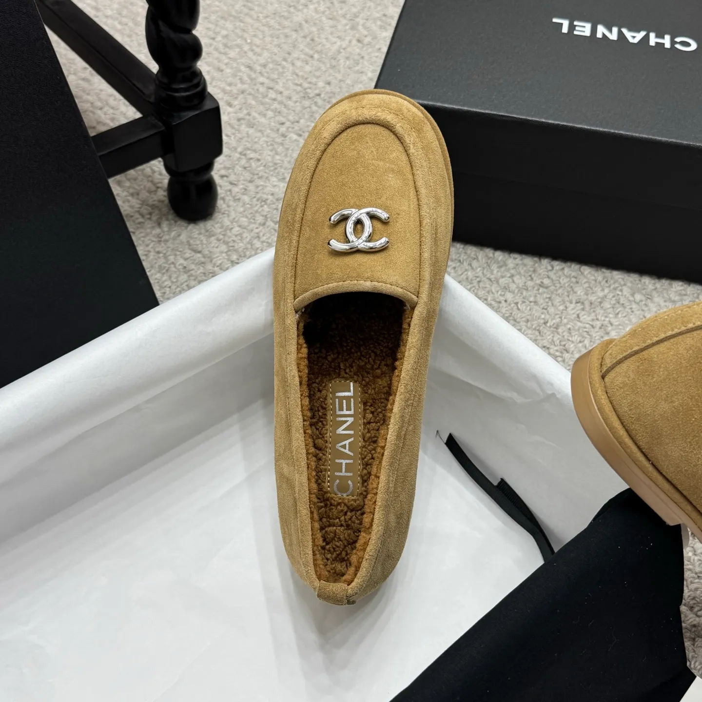 👟👟Ex-factory price 600👟👟 Classic model 🇨🇳ChaneL 25K Teddy fur loafers Simple and high-end design, super versatile! Double C logo embellishment! Imported suede has the texture of natural animal leather visible to the naked eye! The top version is stress-free when entering and exiting the cabinet. It has a bookish texture on the feet and feels great on the feet. Versatile item. ✅Upper: Customized imported suede. ✅Inner lining: imported lamb wool. ✅Outsole: imported genuine leather. ✅Size: 35-40. ✅Comes with a full set of packaging.